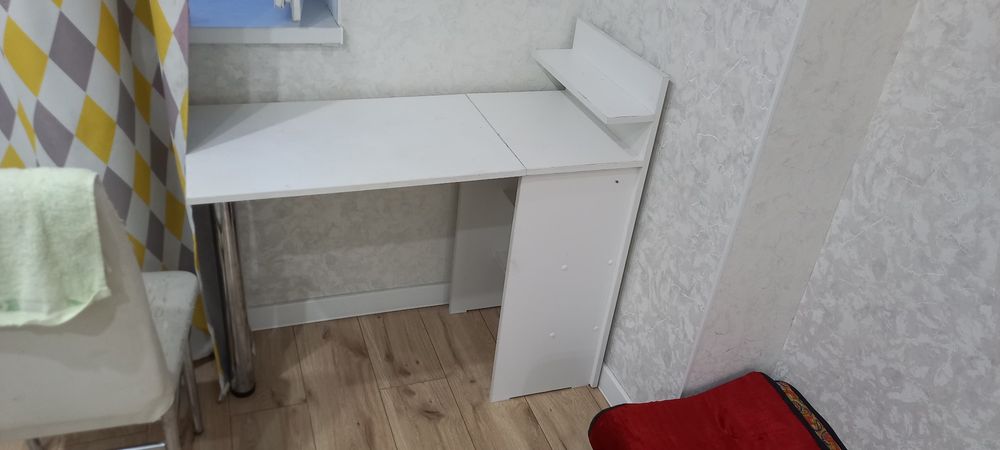 Продаётся маникюрный столик.