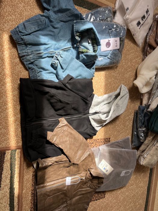 Киімдер сатылады