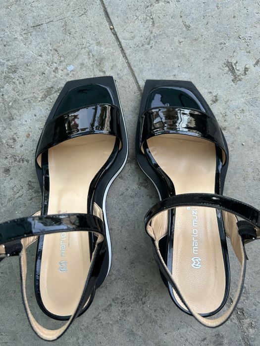 Лачени сандали