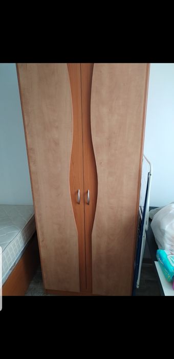 Vand dulap cu rafturi și saltea dimensiuni 140,200 pret 300