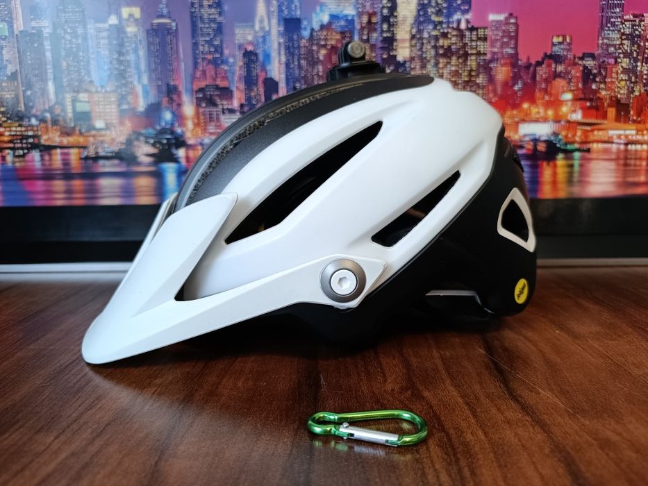 Вело шлем от бренда BELL