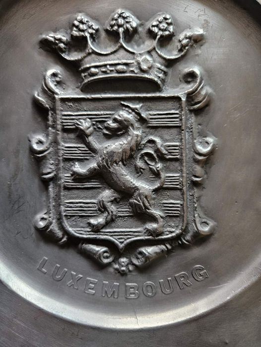 Голяма Старинна Релефна Люксембург Чиния 92% Етан с Маркировка