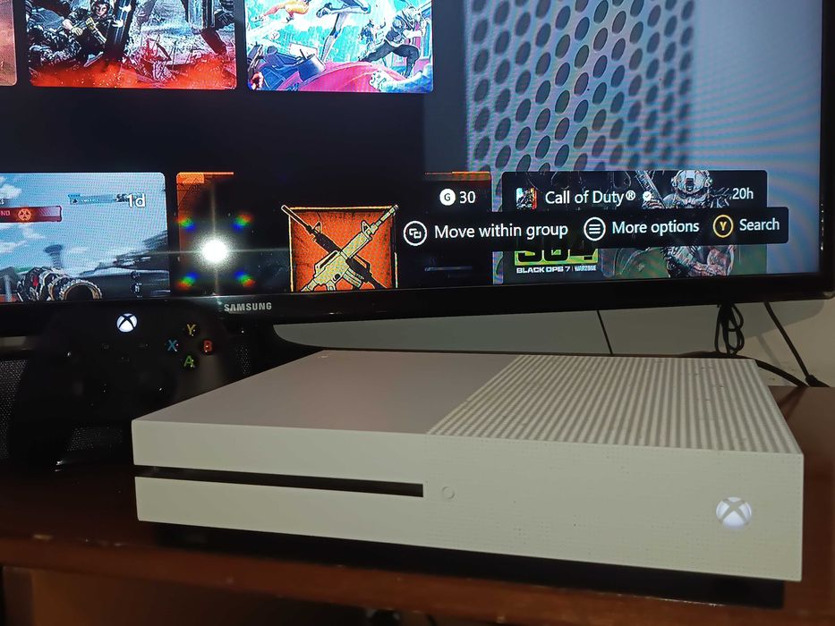 Xbox One S 500GB с 1 джойстик и диск