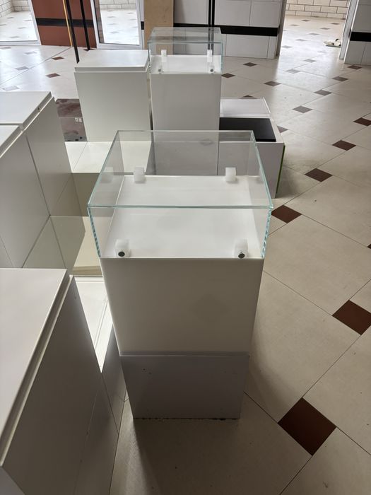 Модулни магазинерски кубове рафтове етажерки бели със стъкло светещи