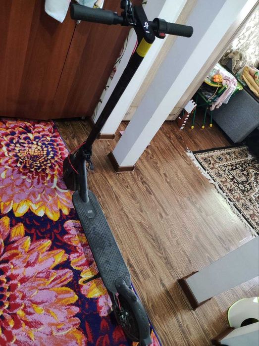Продаю Электросамокат Mi Electric Scooter Pro 2