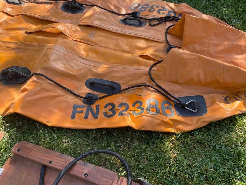 Vand barca gonflabila Metzeler 310 cm, cu fund si suport motor din lemn, necesita reparatii, 70euro