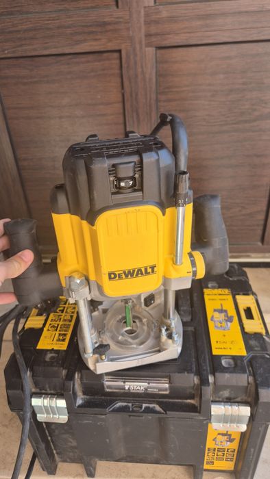 Оберфреза Dewalt DWE625