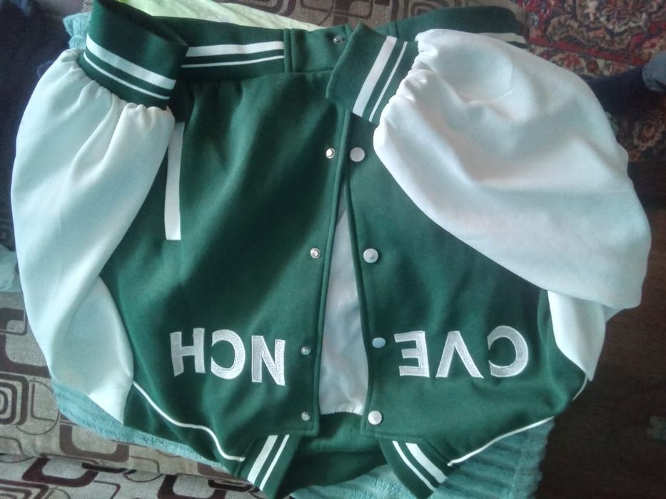 Продам бомбер классный модный