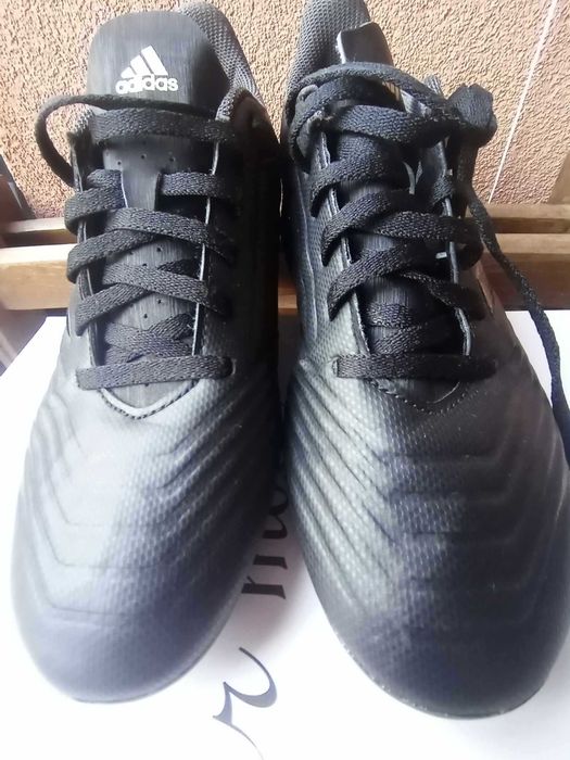 продавам футболни обувки, стоножки и маратонки