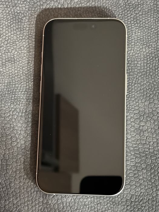 Продавам I phone 15 pro 256MB
