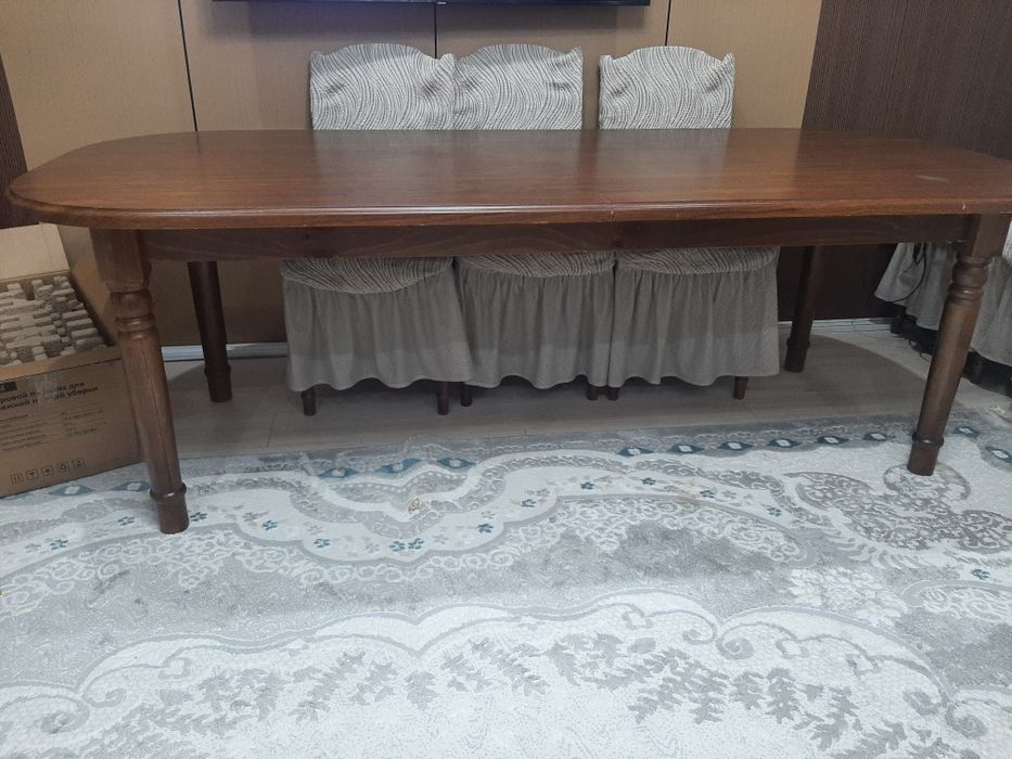 большой стол из дерева