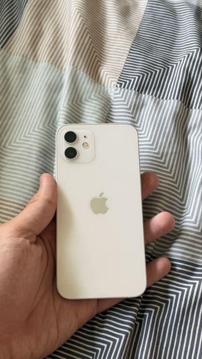 Продавам iPhone 12