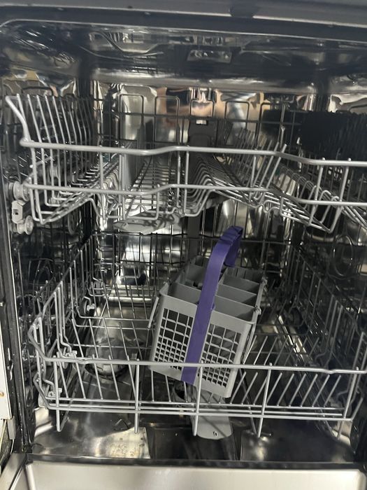 Посудомойка в отличном состояние практически не пользовались