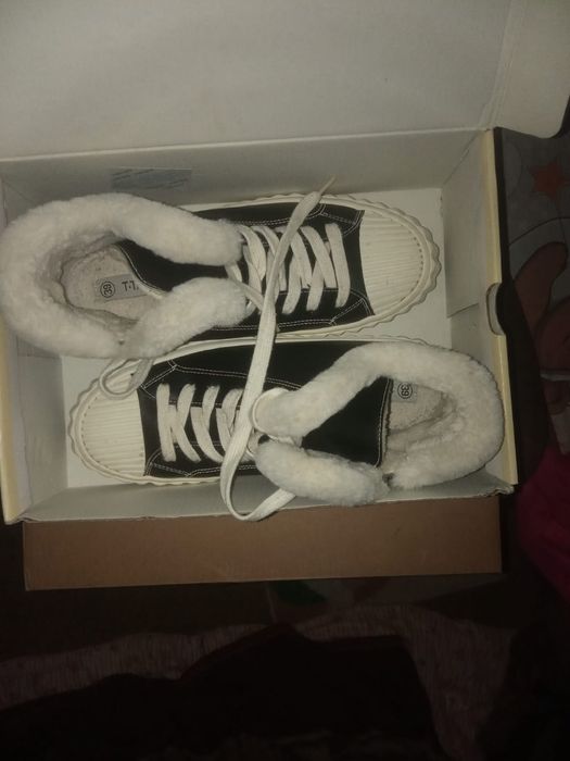 Продам кроссовки