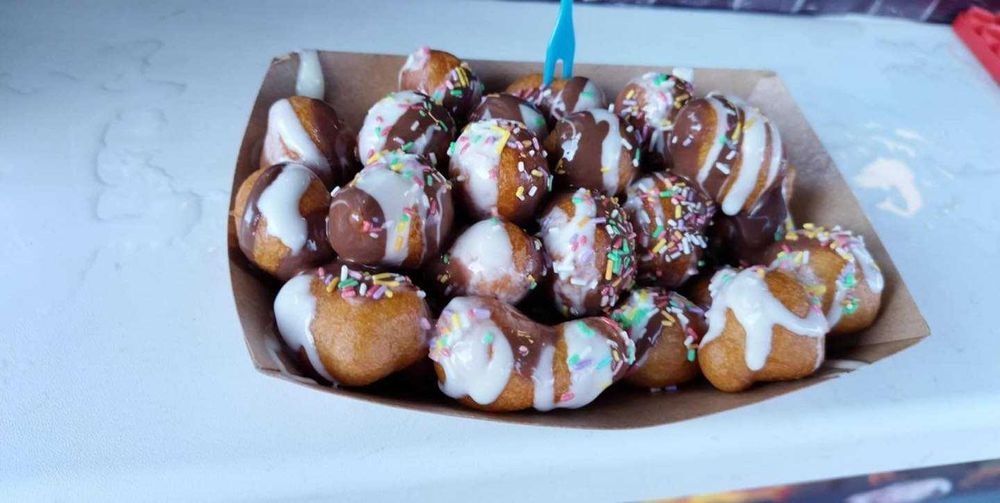 Mix de gogosi bile si donuts 20 lei 1 kg.