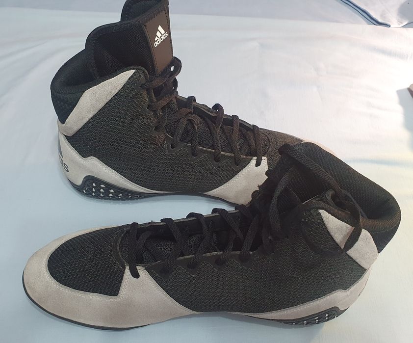 Adidas gheata numaru  45 si  1/2
