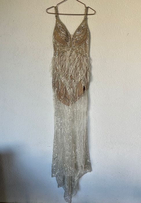 Бляскава рокля със специален дизайн