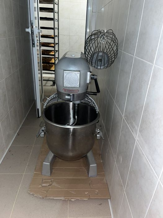 Професионален сладкарски миксер с 3 представки