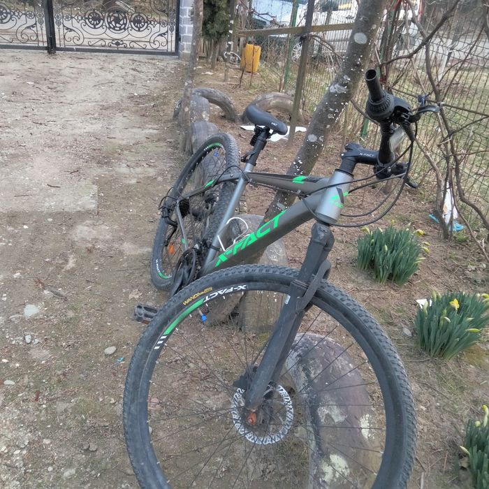 Bicicleta of roade cât și de strada