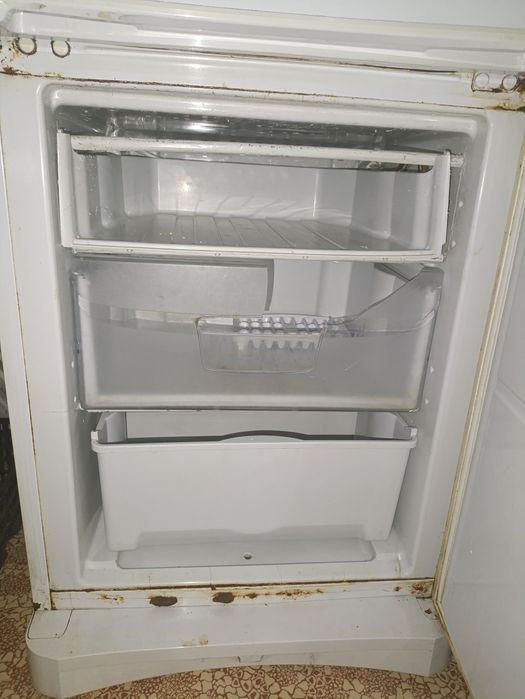 Срочно продам не рабочий холодильник индезит