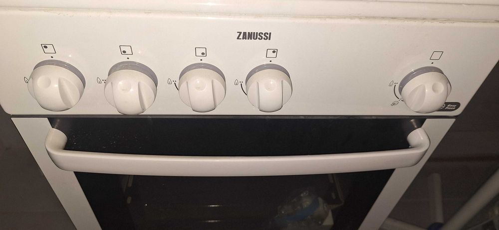 Aragaz Zanussi 50cm 4 arzatoare, cuptor 61l, functie Pizza, NOU