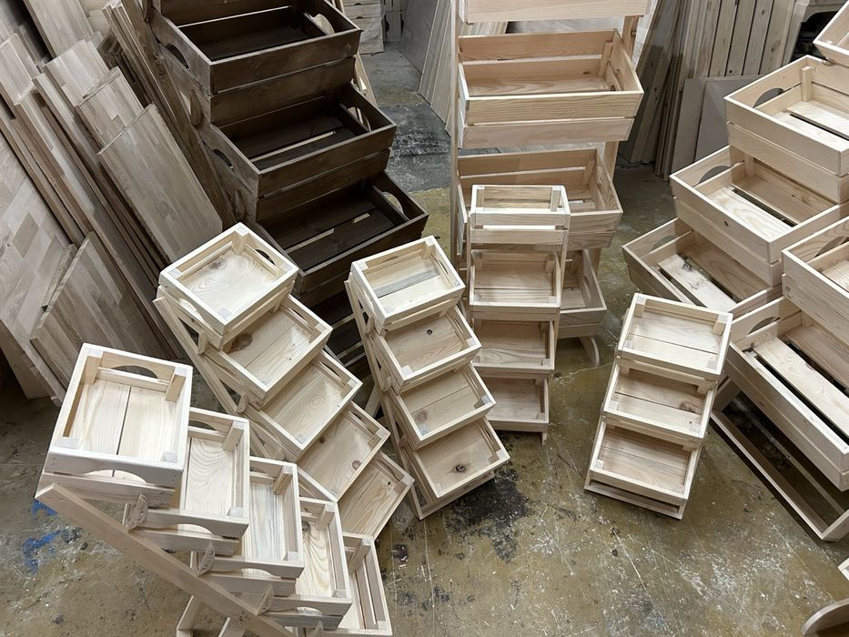 Мини стъпаловидни дървени стелажи с мини щайги