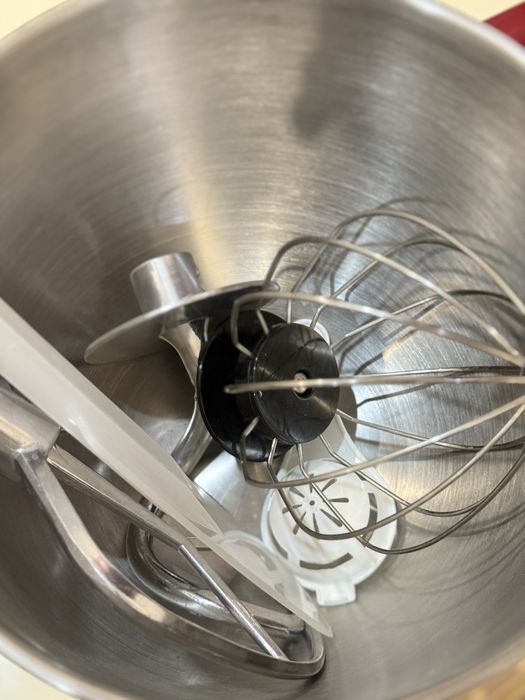 Элеткронный миксер в отличном состоянии