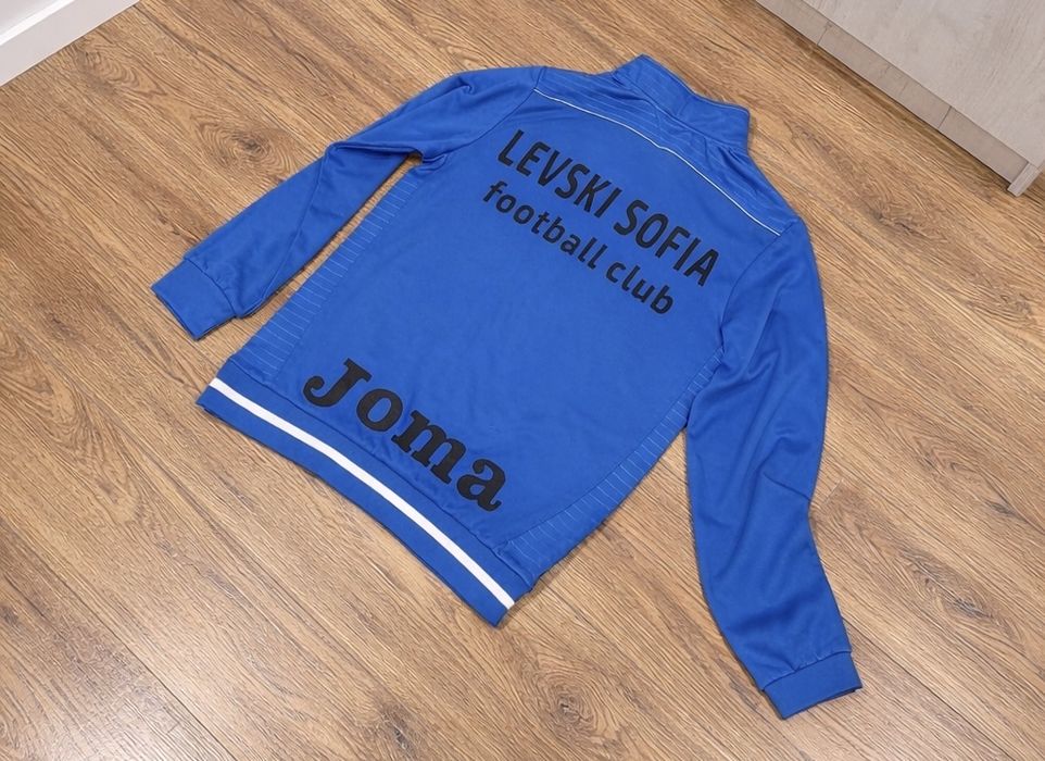 Суитчер, тениска и шал на ФЛ Левски