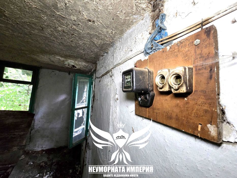 Продавам двуетажна стара къща 60РЗП с хубав двор 234кв. с.Лясково