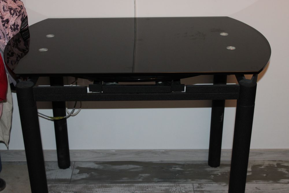 Маса с диаметър 95 см височина 75 см