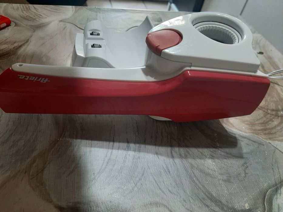 Vând aparat de parmezan Ariete