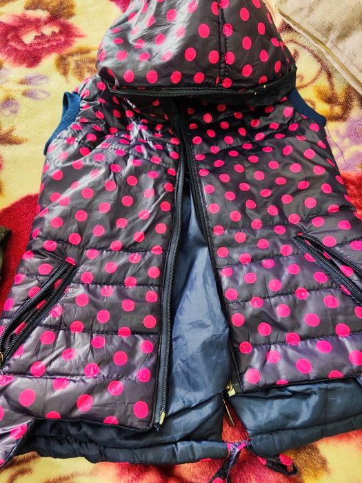 Куртки в отличном состояни один с рукавами а один безрукаве