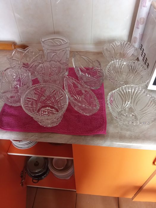 Фужеры, салатницы, графин , стаканы.
