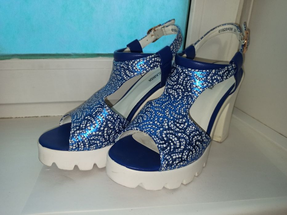 Продам женские босоножки