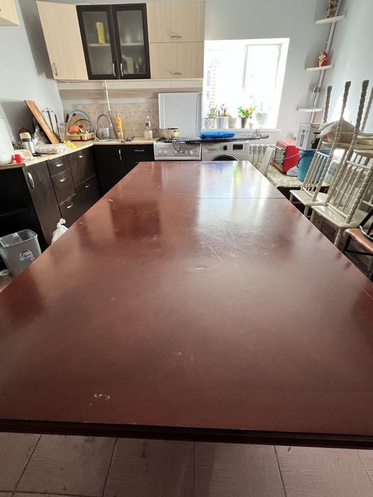 Продается стол со стульями.