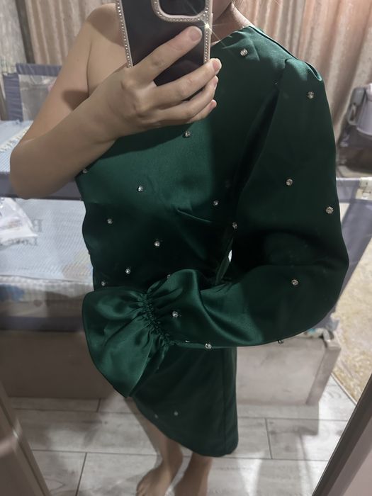 Зелёное платье с камушками