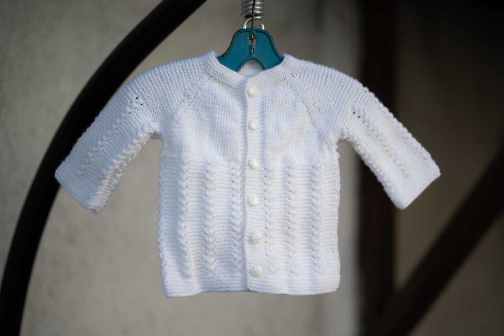 Ръчно плетени детски дрехи.