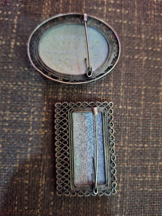 Брошки със сребърен обков.