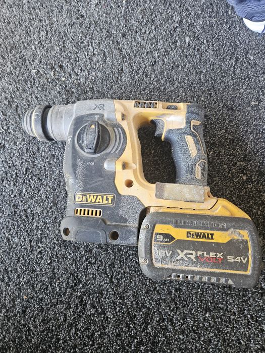 Pachet DeWalt: Rotopercutor Brushless (Defect) + Baterie XR FlexVolt 9Ah (Stată/Pentru piese)