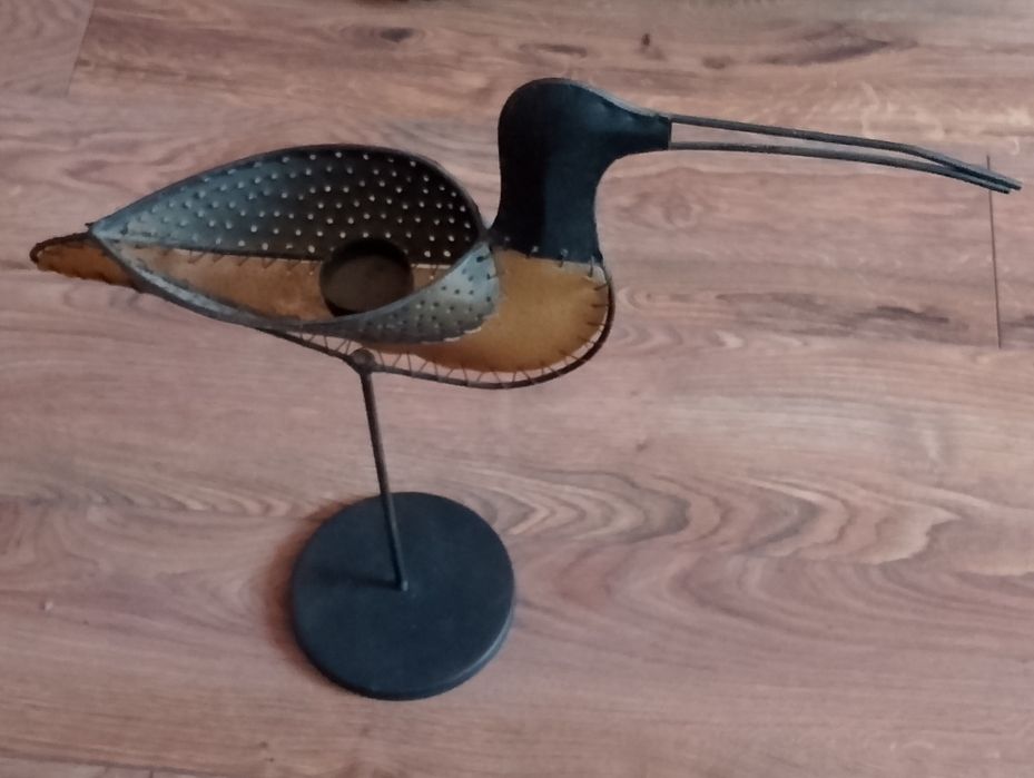 Метален свещник.