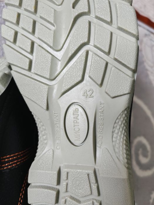 Продается спец обувь