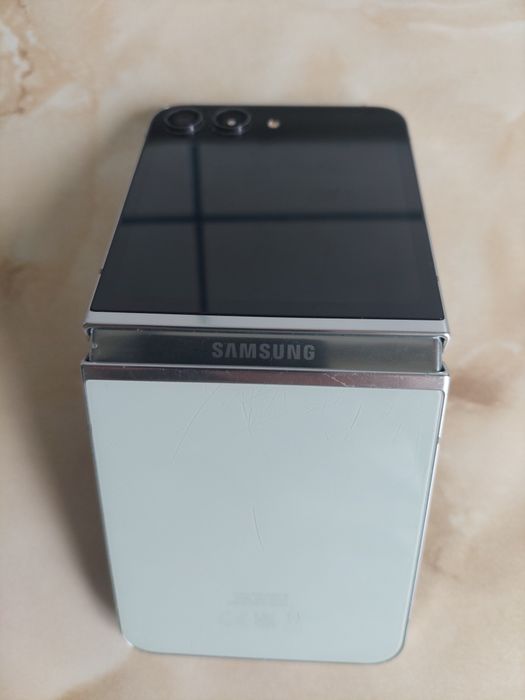 [Flip5] Vând Samsung Galaxy Z Flip 5 [pentru piese] //poze reale