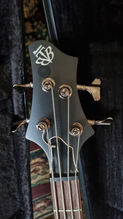 Бас-гитара Ibanez BTB200 Indonesia в чёрном матовом цвете.