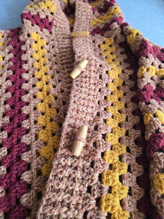 Ръчно плетено палто с качулка