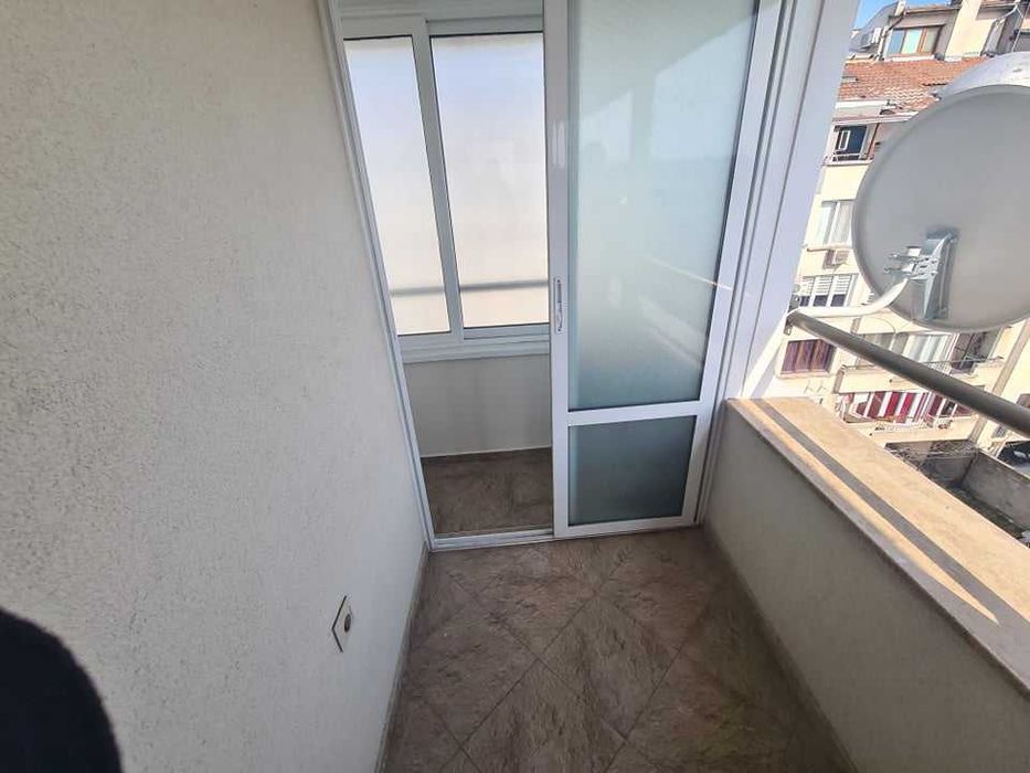 Дава се под наем Тристаен апартамент в Бургас, Възраждане - 100 кв.м за 306 € - Снимка #2