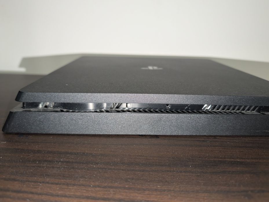 Ps 4 с 2 игри и 2 контролера