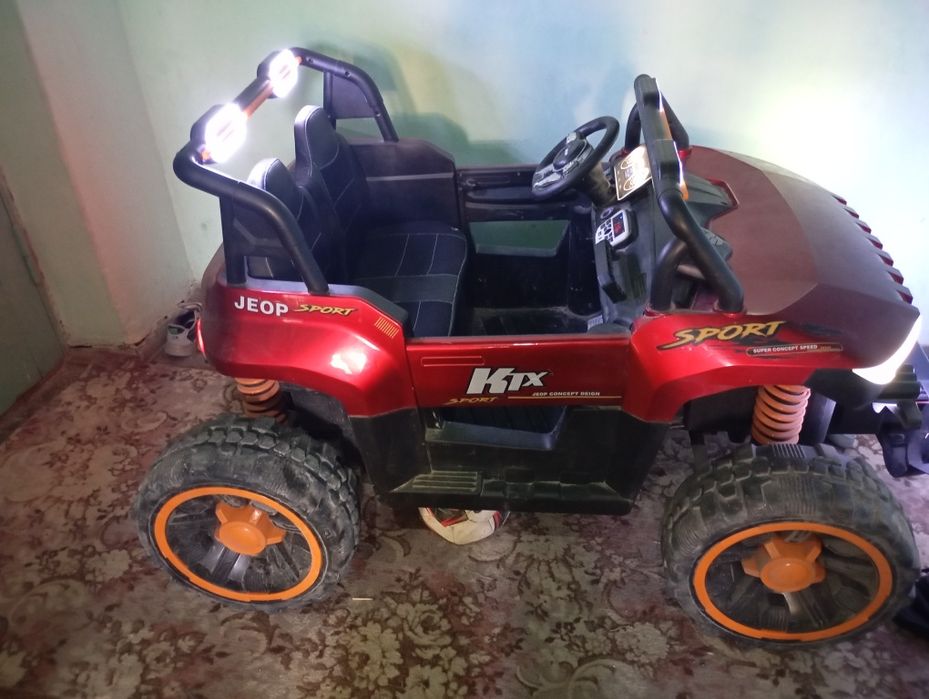 Bolalar mashinasi sotiladi