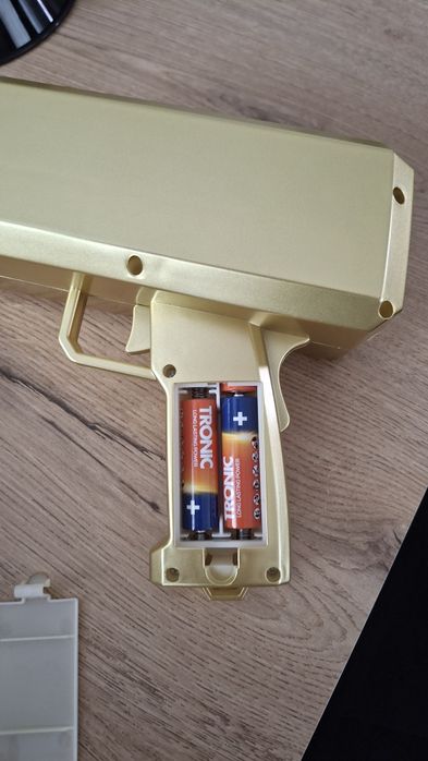 Пистолет за банкноти