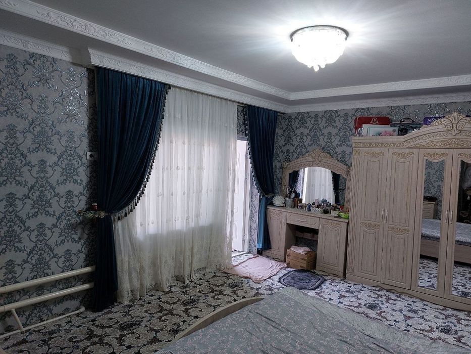 Hovli sotiladi. Oq uyda Uy sotiladi
