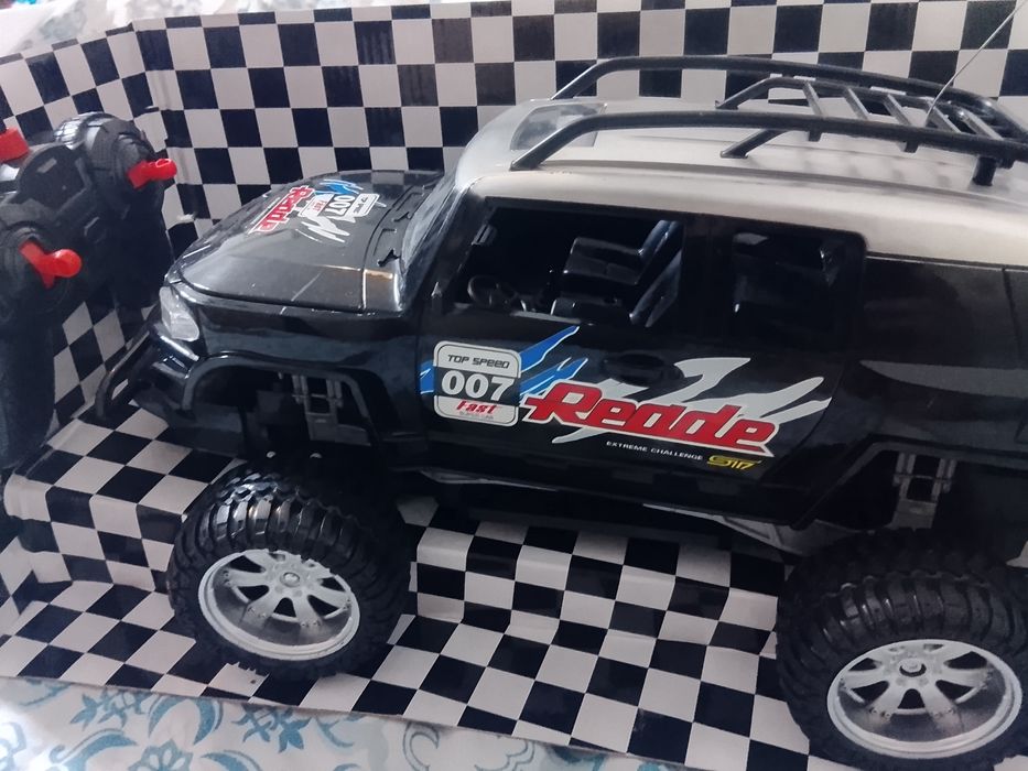 Автомобиль Джип на пульте